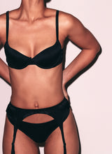 Luxe bra, thong & garter in black