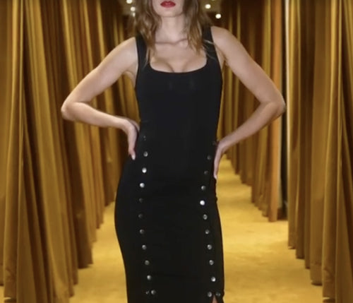 Karta oyinida portlashni yoqotdi Tik turganida bir yigitni siltab tashlash